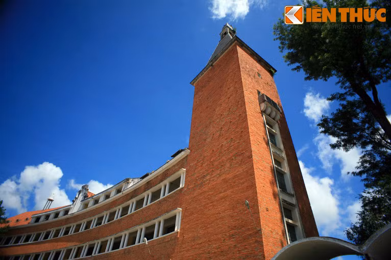 Đầu dãy nhà hình vòng cung là một tháp chuông cao 54m. Phía bên ngoài tháp chuông từng có một chiếc đồng hồ cổ nhưng sau thời gian trường tồn đến nay chỉ còn có thể thấy vết tích in lại trên nền gạch đỏ.