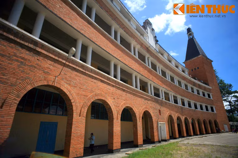 Điểm nổi bật trong kiến trúc của trường là dãy giảng đường chính hình vòng cung với chiều dài phía trước 77,18m, phía sau 89,8m, gồm 3 tầng lầu với 24 phòng học. Gạch xây trường là gạch trần đỏ được chở từ châu Âu sang. Mái được lợp bằng ngói làm từ nước Pháp, hiện đã được thay thế do các tấm ngói cũ đã không còn sử dụng được nữa.