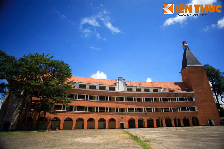 Ngôi trường này được xây dựng từ năm 1926 cho tới năm 1935 mới hoàn thành và lấy tên Lycée Yersin để ghi nhớ bác sĩ người Pháp gốc Thụy sĩ Alaxandre Yersin - người đã khai sinh thành phố Đà Lạt. Đây là trường dành cho con em người Pháp và một số gia đình người Việt giàu có theo học.