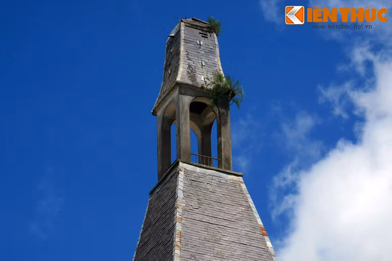 Trên đỉnh tháp có một lầu chuông, nhưng không còn chuông do đã bị tháo dỡ trong quá khứ.