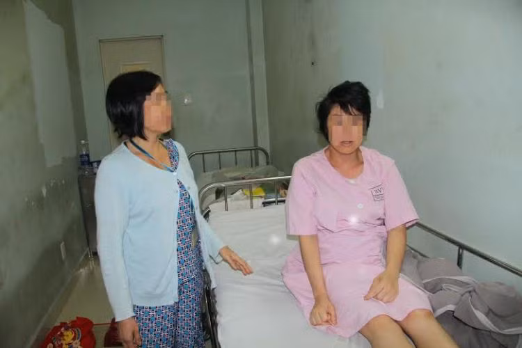 Bà D. và con gái (sản phụ D.) bàng hoàng vì mất con, cháu.