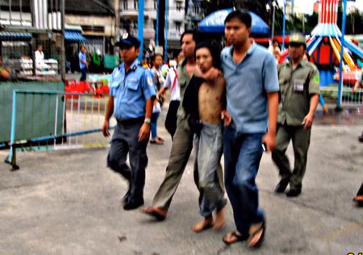 Hung thủ Nguyễn Quang Mạnh (28 tuổi, ngụ tại chung cư trên) sau khi sử dụng ma túy tổng hợp đã lên cơn điên cuồng cầm dao đi xin đểu và đã đâm chết chị Nguyệt vừa sinh con vài tháng tuổi đang ở trong nhà. Ngay sau khi gây án, hung thủ (ở trần) đã bị lực lượng công an bắt giữ.