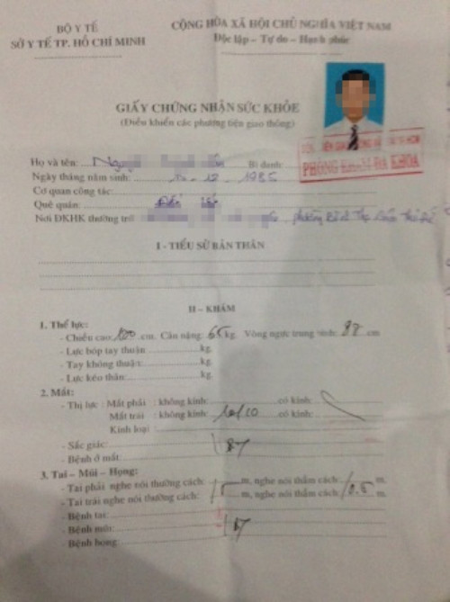 Dù không thực hiện cân, đo thể lực cũng như khám mắt, nhưng bác sĩ Loan vẫn ghi chỉ số cân nặng, chiều cao theo trả lời và xác nhận thị lực 10/10 vào giấy chứng nhận cho một đối tượng...