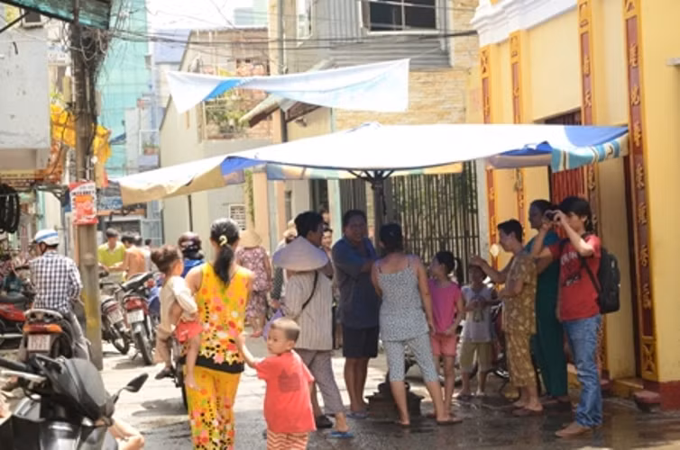 Sáng 27/3/2013, một thanh niên tên Bờm, ngụ ở hẻm 166 đường Đoàn Văn Bơ, phường 14, quận 4 (TP HCM) sau khi sử dụng ma túy, đã lên cơn ảo giác cầm dao cắt cổ mình chết tại chỗ ngay đầu hẻm khiến người dân một phen rúng động.