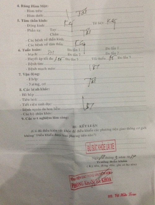 ... và ghi đầy đủ các chỉ số (dù không khám) vào giấy chứng nhận rồi kết luận "đủ sức khỏe lái xe" đưa cho người có yêu cầu. Hàng chục trường hợp chỉ được khám qua loa chưa đến 2 phút/trường hợp.