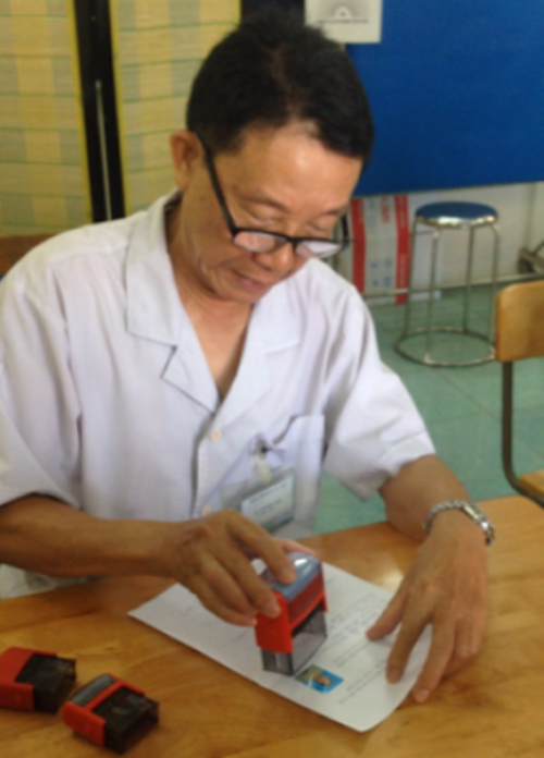 Bác sĩ đóng dấu giáp lai ảnh...