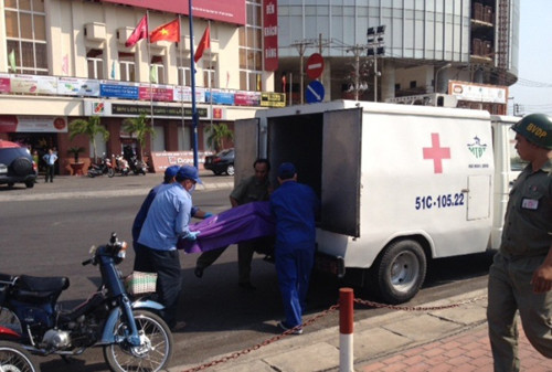 Sau đó cơ quan điều tra Công an quận 1 đã chuyển nạn nhân về nhà xác BV An Bình để làm thủ tục pháp y.