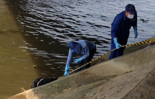 Thi thể nạn nhân trôi trên kênh Tàu Hũ- Bến Nghé được đưa vào bờ.