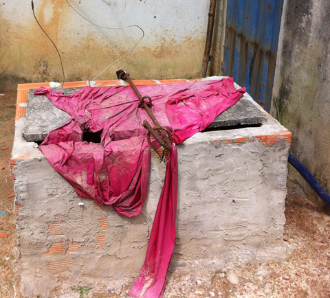 Nhiều giếng ở độ sâu 25 - 30m đều phải bỏ vì nước ô nhiễm.