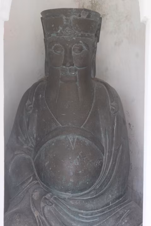 Bức tượng thánh Nguyễn Ư Dĩ này đã từng bị những kẻ săn đồ cổ đánh cắp.