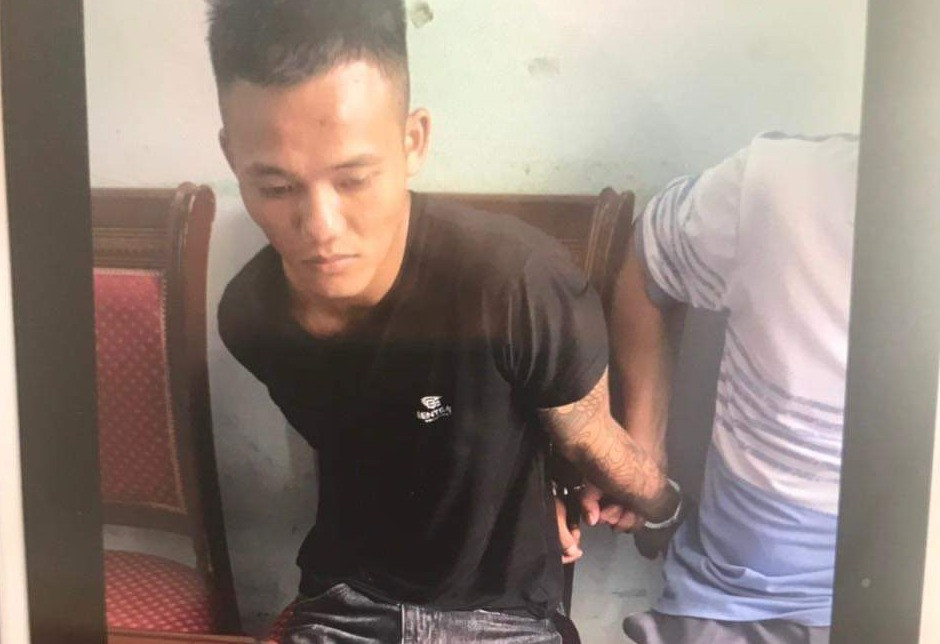 Thắng hỏi chị T có xăm hình không và ra điều kiện sẽ đến xăm khi quán vắng khách, chỉ có 2 người. Tối 16/7, Thắng chuẩn bị 1 con dao rồi đến tìm chị T. Tại đây, sau khi xăm hình xong, đối tượng không có tiền thanh toán nên hai người lời qua tiếng lại. Chị T có chụp ảnh Thắng gửi cho bạn. Thắng liền lấy dao ra rồi đâm nhiều nhát khiến nạn nhân tử vong. Sau khi gây án, Thắng bỏ trốn qua nhiều địa điểm và tin rằng sẽ không bị phát hiện.