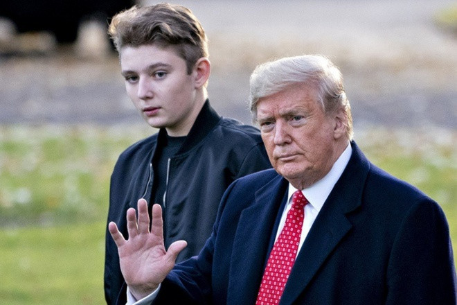 Sự thay đổi về ngoại hình của Barron Trump là điều dễ dàng nhận ra trong vài năm qua. Hiện, cậu bé 14 tuổi được dự đoán cao trên dưới 2 m, luôn xuất hiện nổi bật bên cạnh Tổng thống Donald Trump và Đệ nhất phu nhân Melania Trump. Từ một cậu bé hồn nhiên, nhí nhảnh, sau 4 năm sống tại Nhà Trắng, Barron ngày càng trưởng thành, chững chạc và luôn xuất hiện trước truyền thông với hình ảnh chỉn chu, điềm đạm.