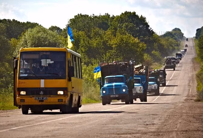 Đoàn xe chở quân của lực lượng chính phủ Ukraine ùn ùn kéo về các mục tiêu tấn công.