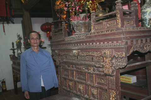 Ông Nguyễn Duy Mùi bên bàn thờ cụ Nguyễn Duy Thì.