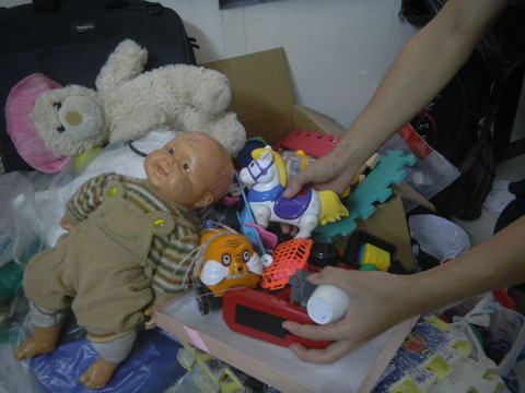 Những món đồ chơi cũ, lấm lem, sứt vỡ nhưng rửa qua nước sạch lại đem cho trẻ chơi tiếp.
