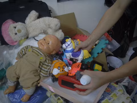 Những món đồ chơi cũ, lấm lem, sứt vỡ nhưng rửa qua nước sạch lại đem cho trẻ chơi tiếp.