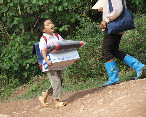 Niềm vui khi mang quà về nhà.