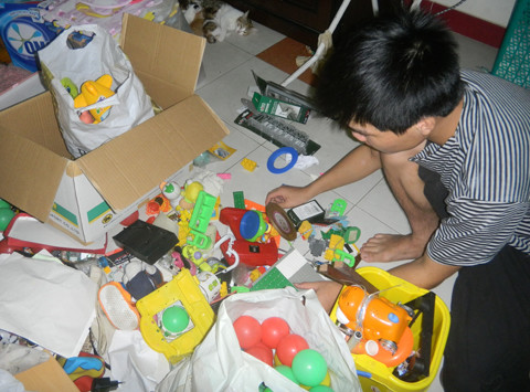 Đống đồ chơi của con anh Đức (quận 12, TPHCM) lưu trong kho đã lâu, nay mang ra lựa cho con nhà cô, chú.