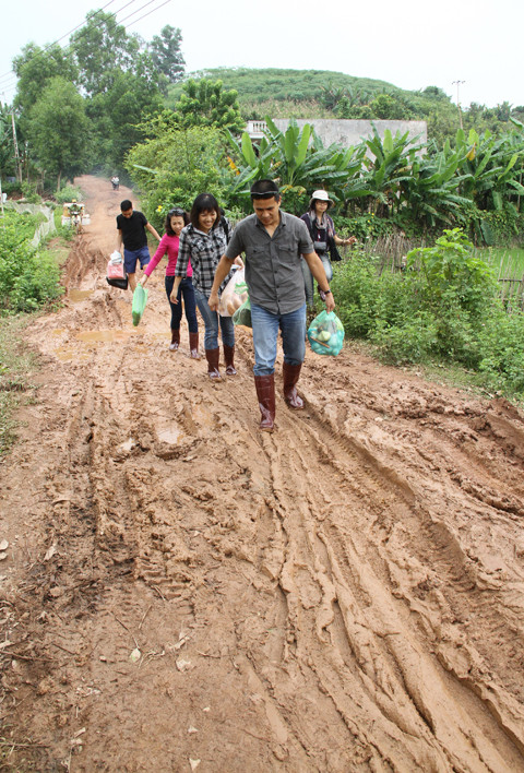 Con đường lầy sau mưa đưa chúng tôi vào Khuôn Kén.