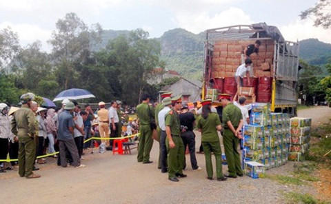 Xe tải chở 15 thùng hoá chất do Công ty Cổ phần Nicotex tẩu tán bị người dân bắt giữ. Ảnh: Anh Tuấn