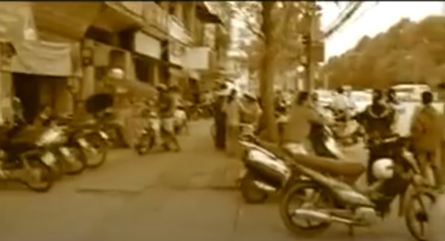 Với số tài sản cướp được của các nạn nhân, Lê Minh Hiếu đã bán cho các tiệm cầm đồ được gần 1,5 triệu đồng để lấy tiền tiêu xài. “Ngựa quen đường cũ”, Hiếu tiếp tục làm quen với một phụ nữ bán vé số ở Hóc Môn. Khi xài hết tiền, Hiếu lại nảy ý định dùng kịch bản cũ để cưỡng bức rồi cướp tài sản của nạn nhân. Ngày 7/10/2010, Hiếu đang đợi cô gái này tại quán cà phê ở thị trấn Hóc Môn, TP HCM thì bị Công an bắt giữ.