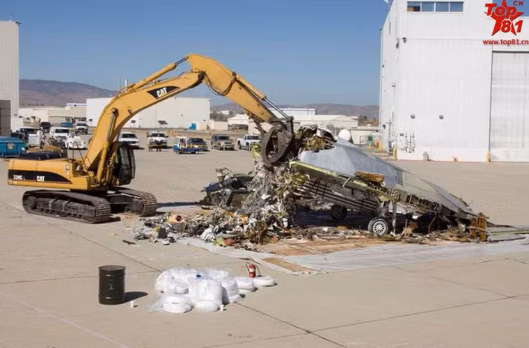 Trong ảnh, mẫu thử nghiệm YF-117 đang bị máy xúc “đập nát” một cách khủng khiếp.