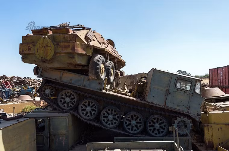 Thiết giáp BTR-60B trên tùng xe xích kéo pháo.