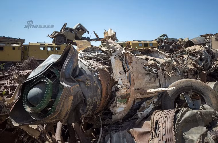 Có cả động cơ máy bay tại đây.