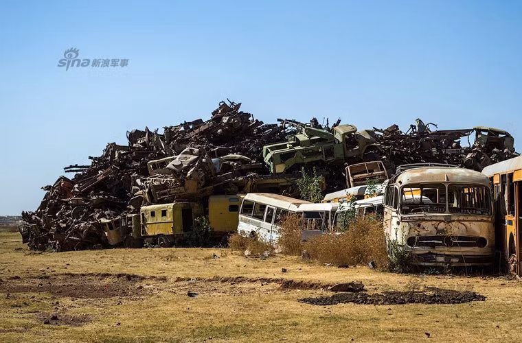 Những cỗ máy chiến tranh được “đắp đống, đắp cồn”.