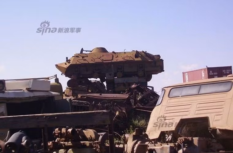 Xe thiết giáp chở quân BTR-60PB được chồng trên cao.