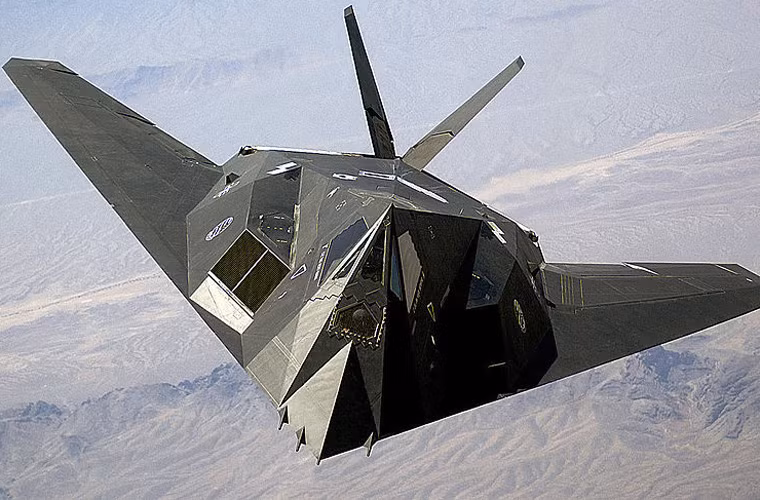 F-117 Nighthawk do Công ty Lockheed Martin thiết kế phát triển từ đầu những năm 1980, sử dụng hoàn toàn công nghệ tàng hình. Khoảng 59 chiếc đã được sản xuất, chi phí mỗi chiếc 45 triệu USD nhưng là giá tiền năm 1983. Hiện nay, F-117 đã chính thức bị loại biên chế, nhưng một số hình ảnh được công bố cho thấy dường như có một vài chiếc vẫn được duy trì bay huấn luyện.