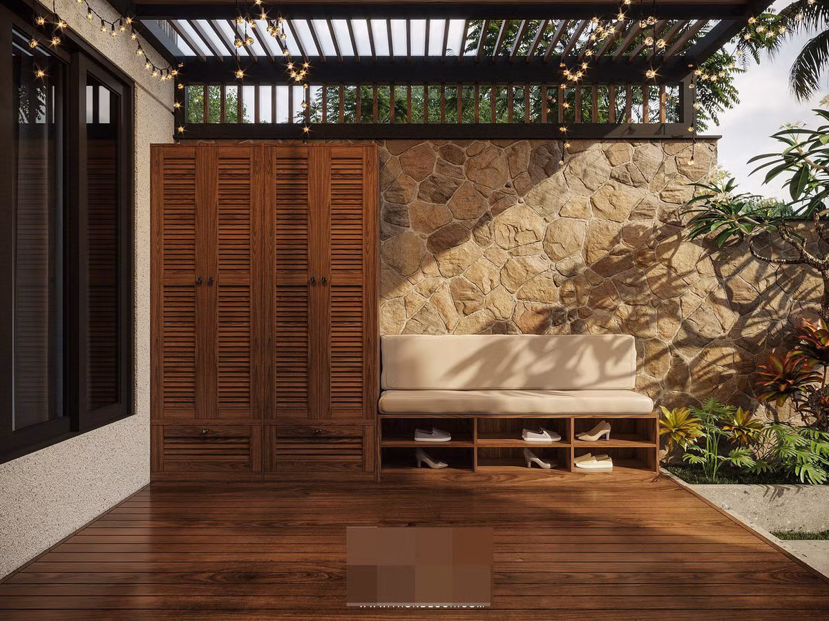 Mảng tường ở sân để xe và khu vực đệm trước khi vào nhà được ốp đá rối thể hiện vẻ đẹp thiên nhiên, hoang sơ và mộc mạc. Khu sân để xe thiết kế hệ tủ kho đựng đồ sửa chữa xe và các thiết bị hay sử dụng. Bên cạnh là chuồng cho thú cưng và bồn rửa tay bằng đá thô nhám, nguyên sơ. Còn tại khu tủ giày, kiến trúc sư thiết kế sàn gỗ sạch sẽ, tạo thành khoảng ngồi chơi khá thú vị.