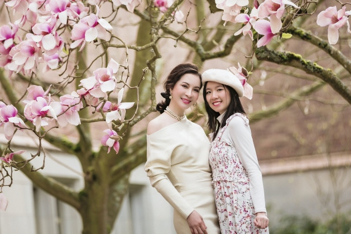 ''Tôi cũng từng học về Marketing, giống ngành học của con nên có những kiến thức và kinh nghiệm thực tiễn có thể chia sẻ và trao đổi khi con cần… Đôi khi, mẹ con cũng nói chuyện với nhau về các vấn đề trong cuộc sống. Tôi khá ngạc nhiên khi thấy con mỗi ngày một trưởng thành, có những quan điểm, cách nhìn nhận rất riêng và rất tự tin'' - MC Thanh Mai tâm sự.