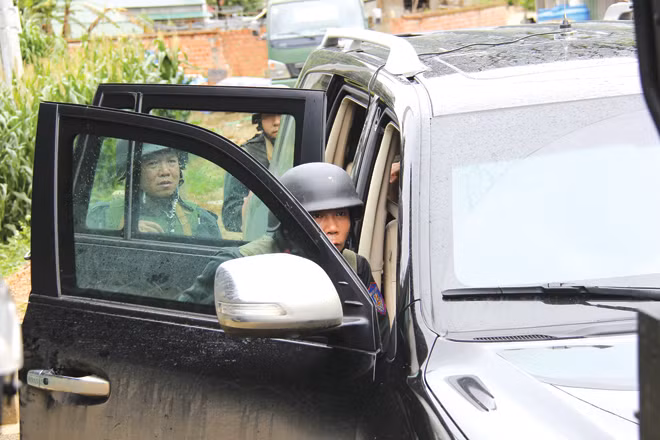 Sau nhiều thời gian theo dõi, Ban chuyên án đã nắm rõ hoạt động và căn cứ trú ẩn của hai trùm ma túy khét tiếng này. Khi một tổ công tác khép chặt vòng vây sào huyệt của hai trùm ma túy, các đối tượng này cố thủ bên trong hầm, sử dụng súng AK, súng săn, súng ngắn và lựu đạn chống trả quyết liệt. Do xung quanh khu nhà đều cài chất nổ, các đối tượng đều có súng và liều lĩnh chống trả nên các lực lượng chức năng gặp nhiều khó khăn. 