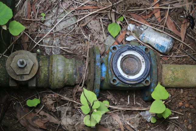 Van khóa, đồng hồ nước hoen gỉ.