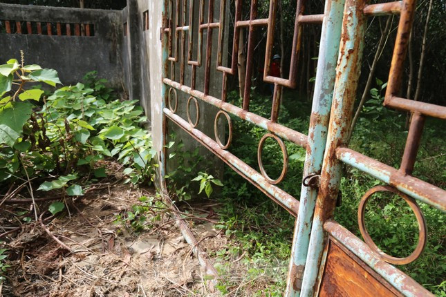 Ông Thái Đắc Hạ (người dân xóm Hương Sơn) vừa phát rừng mở đường, vừa chia sẻ với PV: “Có nước sạch sử dụng, người dân ai cũng mừng. Nhưng cuối năm 2007, chỉ sau một thời gian ngắn đưa vào sử dụng nhà máy nước dừng hoạt động, bỏ hoang từ đó đến nay. Gia đình tôi giờ phải dùng nước giếng khoan để sinh hoạt, ăn uống”.