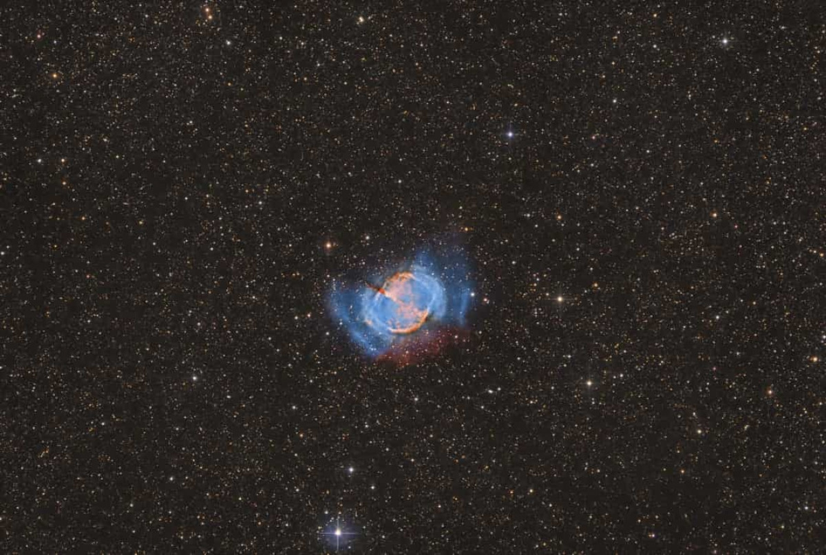 Tinh vân Lõi táo (Apple Core Nebula): Còn được gọi là Tinh vân Quả tạ, đây là tinh vân hành tinh đầu tiên được phát hiện. Tinh vân Lõi táo nằm trong chòm sao Hồ Ly, ở khoảng cách khoảng 1.360 năm ánh sáng, được phát hiện bởi Charles Messier vào năm 1764.