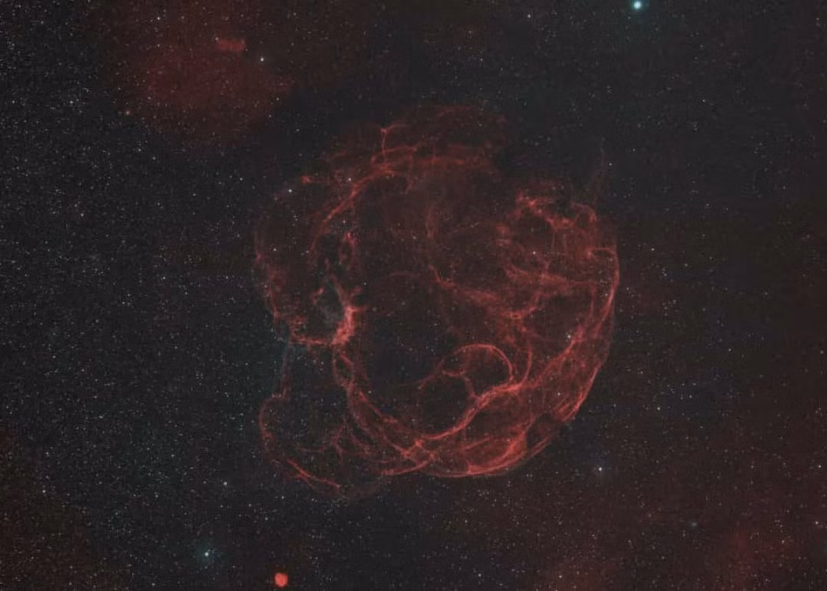 Tinh vân Spaghetti (Spaghetti Nebula): Tinh vân Spaghetti nằm giữa chòm sao Kim Ngưu và Ngự Phu. Nó là những gì còn sót lại có thể nhìn thấy của một vụ nổ siêu tân tinh xa xưa.