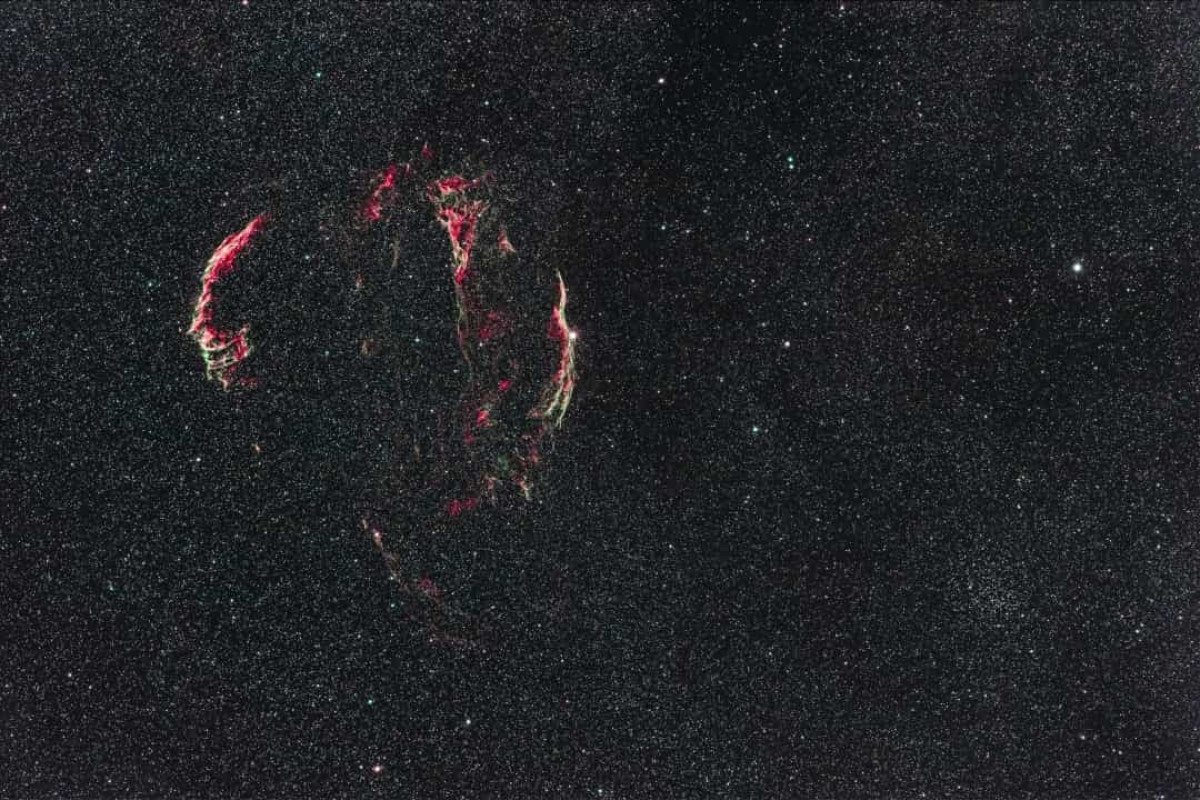 Tinh vân Vành khăn (Veil Nebula): Nằm trong chòm sao Thiên Nga, tinh vân này là kết quả của một vụ nổ siêu tân tính vĩ đại cách đây 30.000 năm ánh sáng.