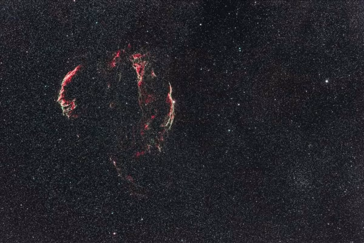 Tinh vân Vành khăn (Veil Nebula): Nằm trong chòm sao Thiên Nga, tinh vân này là kết quả của một vụ nổ siêu tân tính vĩ đại cách đây 30.000 năm ánh sáng.