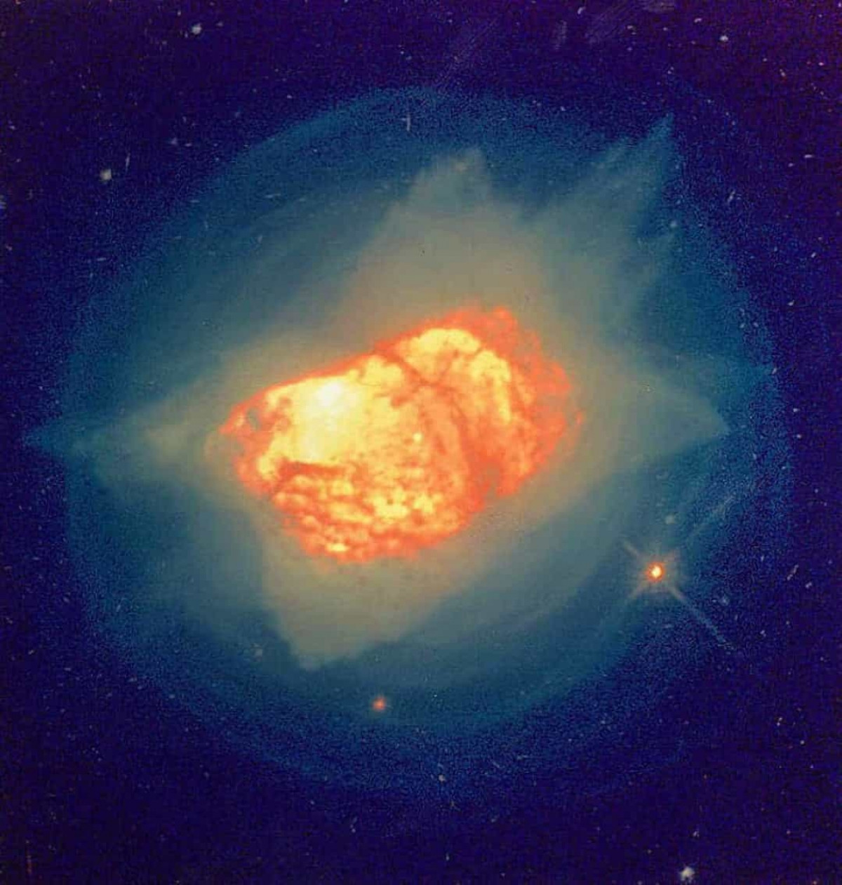 Tinh vân Jewel Bug: Đây là tinh vân được nghiên cứu nhiều nhất trong vũ trụ cho tới nay. Nó không chỉ là một trong những tinh vân trẻ nhất từng được phát hiện, ước tính khoảng 600 năm, mà còn có kích cỡ nhỏ và đặc đến khó tin, cũng như có thành phần cấu tạo phức tạp.