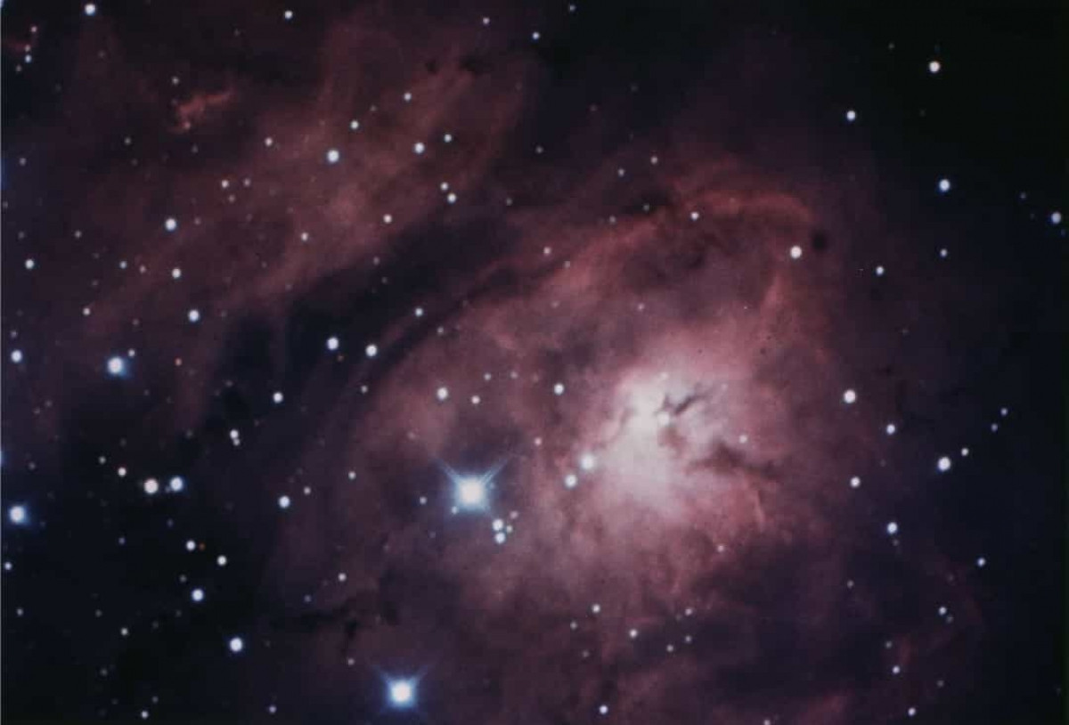 Tinh vân Đầm phá (Lagoon Nebula): Nằm trong chòm sao Nhân Mã, tinh vân này là một đám mây khí và bụi sao khổng lồ cách Trái Đất 6.000 năm ánh sáng. Kích cỡ và độ sáng khiến nó trở thành một trong số ít các tinh vân có thể nhìn thấy bằng mắt thường mặc dù trông khá mờ và chỉ quan sát được ở một số địa điểm trên Trái Đất.