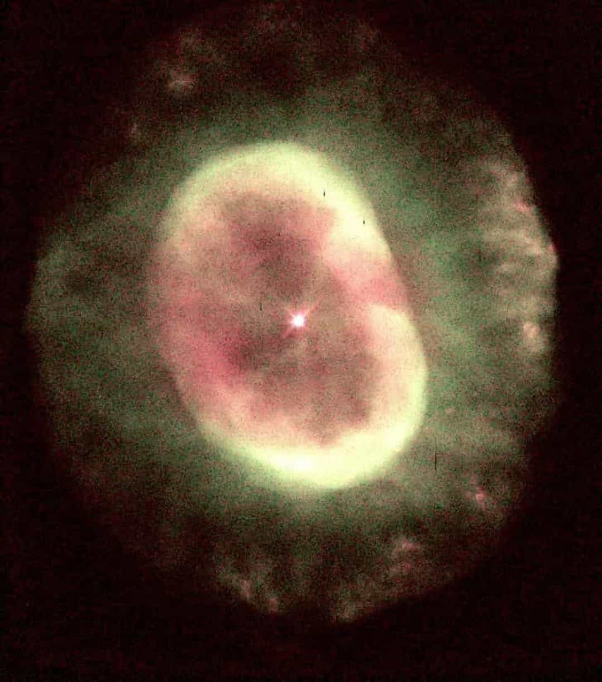 Tinh vân Quả cầu tuyết (Snowball Nebula): Nằm trong chòm sao Tiên Nữ, Tinh vân Quả cầu tuyết là một tinh vân phổ biến và có thể dễ dàng quan sát được qua những kính thiên văn thông thường.