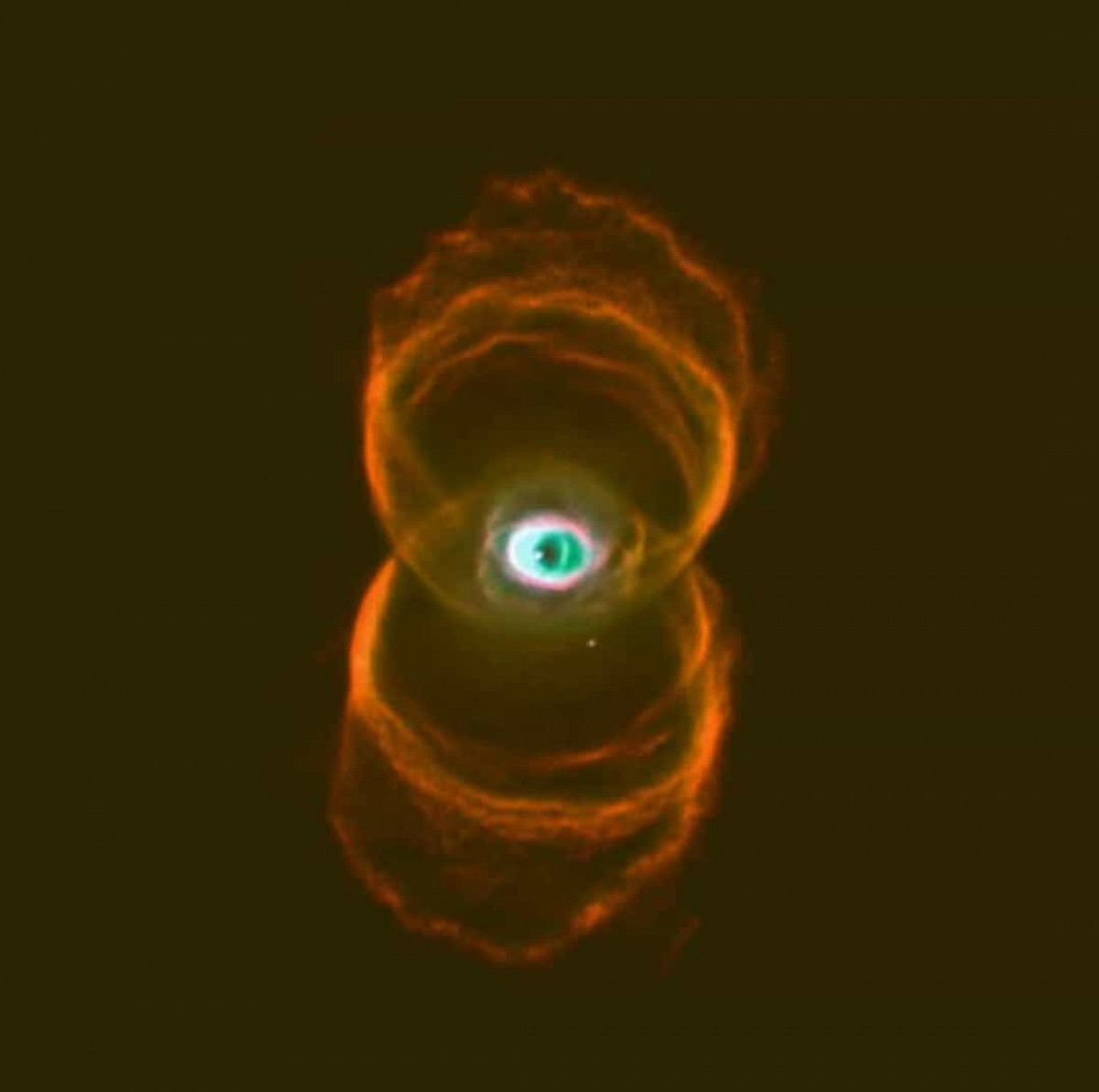 Tinh vân Đồng hồ cát Khắc (Engraved Hourglass Nebula): Đây là một tinh vân hành tinh trẻ trong chòm sao Thương Dăng ở phía Nam được phát hiện vào những năm 1990 và là một trong những tinh vân đẹp nhất bầu trời đêm./.