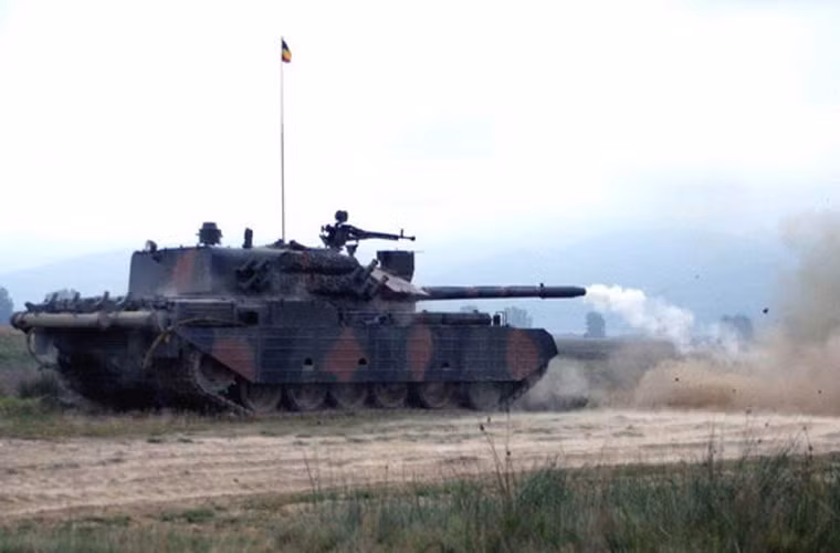 Pháo có thể bắn đạn xuyên giáp động năng APFSDS, đạn HEAT, đặc biệt, Romania đã hợp tác với Israel để sản xuất loại đạn xuyên giáp động năng BM-421VN - có thể xuyên giáp cán đồng nhất có độ dày 444mm ở góc chạm 90 độ từ khoảng cách 500 mét, 425mm ở khoảng cách 1.000 mét và 328mm ở khoảng cách 4.000 mét.