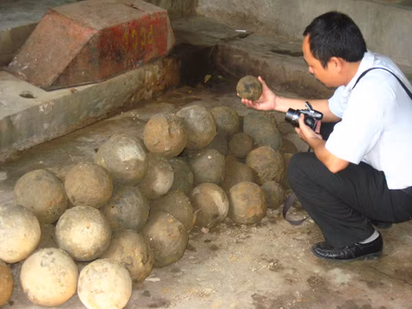 Đạn súng thần công thời nhà Nguyễn (Việt Nam).