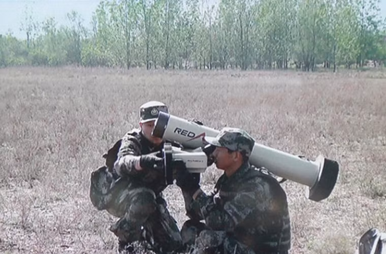 Trong ảnh binh sĩ Trung Quốc huấn luyện sử dụng HJ-12 trong tư thế ngồi bắn. Các chuyên gia Trung Quốc bình luận, HJ-12 hiện đại hơn nhiều so với các thế hệ tên lửa khác đang trang bị cho lục quân Trung Quốc. Nó sử dụng nhiều công nghệ tiên tiến đã được quân đội các nước phương Tây ứng dụng, chứng minh.