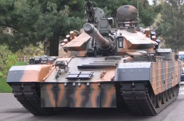 Hệ thống bảo vệ của TR-85M1 cơ bản vẫn giống với nguyên bản T-54/55 với giáp mặt trước dày nhất đến 200mm, phần dày nhất tháp pháo (mặt trước) đến 320mm). Tuy nhiên, quanh tháp pháo được bổ sung thêm khối giáp bán nguyệt dày 20mm.