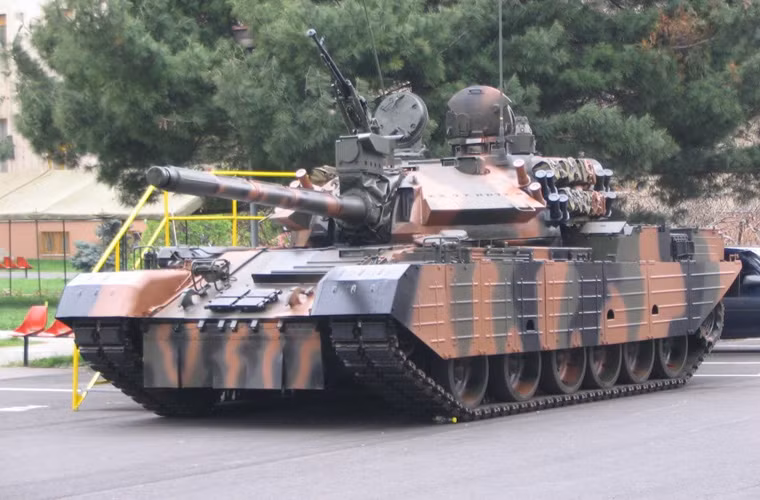 Quanh thân xe có thể bổ sung giáp phản ứng nổ nếu cần.