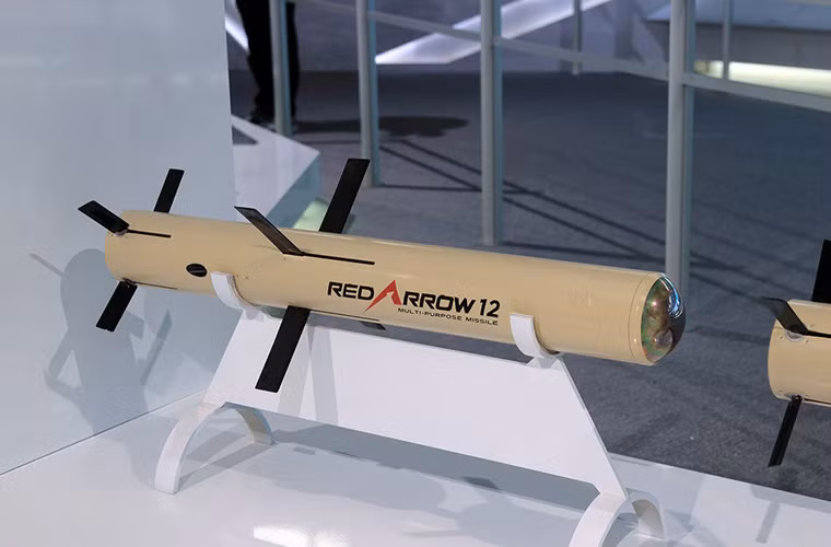 Đạn tên lửa HJ-12 được cho là có chiều dài gần 980m, đường kính gần 135mm, trên thân và đuôi có 4 vây định hướng.